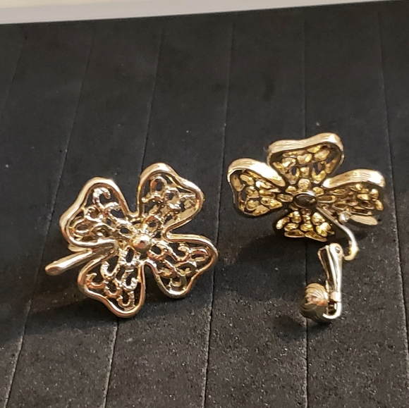 Sarah Coventry Silver 4 Petal Floral Clip On Earrings - Picture 2 of 5